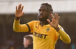 Rob Edwards explica a decisão de retirar Tolu Orokodare do time dos Wolves após ser abusado racialmente