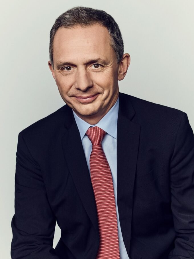 EL_Headshot-1.jpg