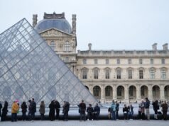 O Louvre foi atingido por uma nova onda de crimes quando funcionários foram presos em uma fraude de bilhetes de 10 milhões de euros
