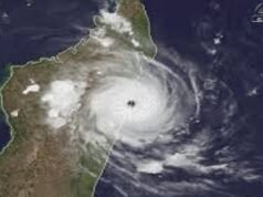 Nove mortos quando ciclone tropical devastador atinge nação insular