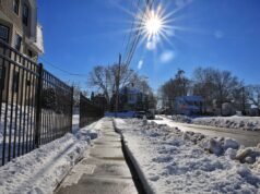 Homem ‘estranho’ em prédio de apartamentos se pergunta: ‘Isso é legal?’