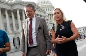 O rebelde MAGA Thomas Massey e o MTG ‘America Last’ destroem Trump em pedaços enquanto ameaçam a votação do Congresso sobre o ataque ao Irã