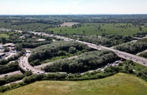 Uma pequena cidade britânica é envolvida em uma corrida armamentista global de IA