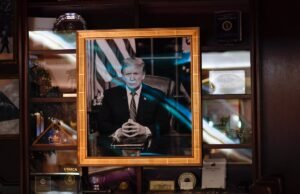 O retrato oficial de Trump na Casa Branca foi concluído há 4 anos. É por isso que ele nunca quer ver isso