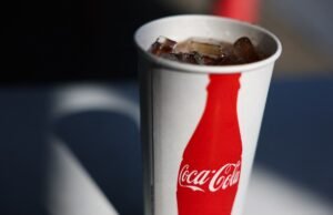 Momento olímpico se torna viral depois que jogador de hóquei bebe refrigerante enquanto joga