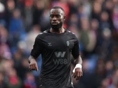 Liverpool muda plano para lateral-direito urgente à medida que a crise de lesões se aprofunda