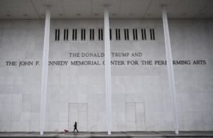 Trump diz que está fechando o Kennedy Center para reformas até 2028, depois que os artistas desistiram das apresentações