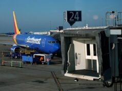 Um usuário de cadeira de rodas com transtorno de pânico diz que a Southwest o ‘abandonou’ no banheiro do aeroporto.