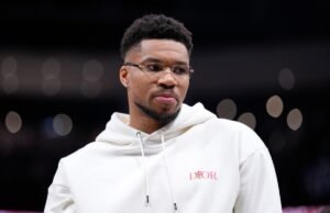 Giannis Antetokounmpo atira em Shams Charania no Celeb All-Star Game