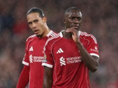 Virgil van Dijk apelou ao Liverpool para prolongar o contrato de Ibrahima Kona