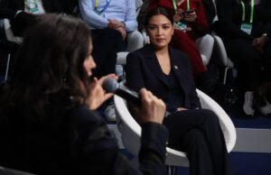 AOC alerta que retirada dos EUA da ‘era dos autoritários’ arrisca alianças globais