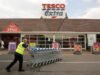 Chefe da Tesco alerta que o Reino Unido está ‘sonambulando’ em relação à epidemia de desemprego e critica o aumento dos custos de emprego