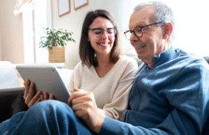 Papai ficou ‘chateado’ porque ninguém gostou de sua postagem no Facebook – a filha verifica o telefone