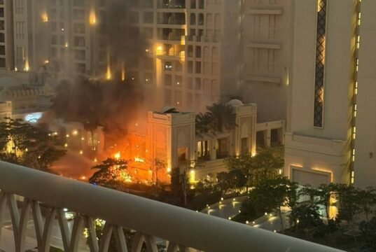 Incêndio em hotel em Dubai: O Fairmont Hotel em Palm Jumeirah pegou fogo durante o ataque com mísseis