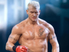 O ex-astro da WWE Jon Heidenreich é visto trabalhando no Walmart no novo filme