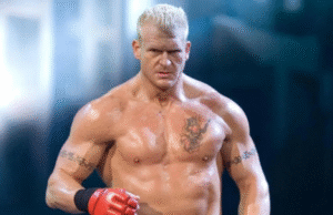 O ex-astro da WWE Jon Heidenreich é visto trabalhando no Walmart no novo filme