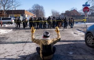 Em Minneapolis, uma redação examina a história abrangente da imigração em meio à transição digital.