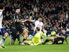O técnico do Man City, Pep Guardiola, furioso com a decisão do Tottenham de não anular o primeiro gol