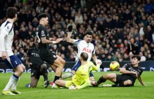 O técnico do Man City, Pep Guardiola, furioso com a decisão do Tottenham de não anular o primeiro gol