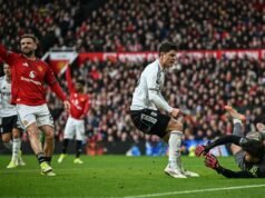 Man United x Fulham AO VIVO: torcedores protestam do lado de fora de Old Trafford antes do confronto da Premier League