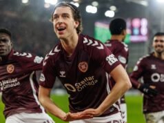 O Hearts chega ao topo da Premiership da Escócia com vitória sobre o arquirrival Hibernian