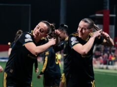 Seleção feminina do Manchester United zomba de torcedora violenta com comemoração do ‘corte de cabelo’