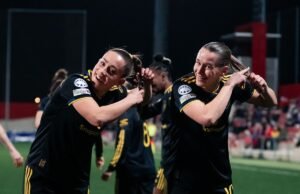 Seleção feminina do Manchester United zomba de torcedora violenta com comemoração do ‘corte de cabelo’