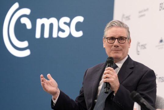 Keir Starmer enviará navios de guerra do Reino Unido para o Ártico após a ameaça de Trump na Groenlândia, diz que a Europa deve se preparar para a guerra