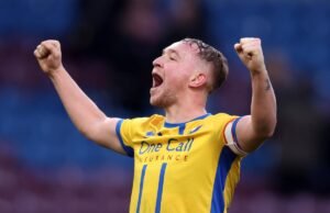 A cobrança de falta de Louis Reid coroou um dia perfeito na FA Cup para Mansfield contra o Burnley da Premier League