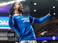 Uma emocionante corrida pelo título mudou quando Youssef Chermiti marcou três gols na vitória do Rangers sobre o líder Hearts.