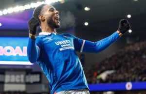 Uma emocionante corrida pelo título mudou quando Youssef Chermiti marcou três gols na vitória do Rangers sobre o líder Hearts.