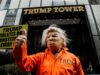Manifestantes bloqueiam a 5ª Avenida de Nova York durante um flashmob em frente à Trump Tower no Dia do Presidente
