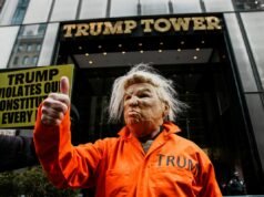 Manifestantes bloqueiam a 5ª Avenida de Nova York durante um flashmob em frente à Trump Tower no Dia do Presidente