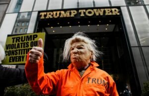 Manifestantes bloqueiam a 5ª Avenida de Nova York durante um flashmob em frente à Trump Tower no Dia do Presidente