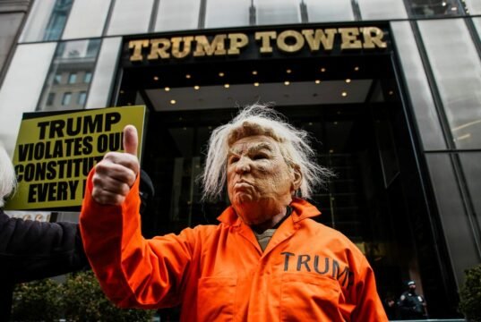 Manifestantes bloqueiam a 5ª Avenida de Nova York durante um flashmob em frente à Trump Tower no Dia do Presidente