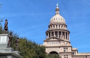 Taylor Rehmet, um republicano, devolveu a cadeira no Senado do estado do Texas ao controle dos democratas