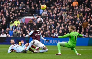 Aston Villa perde por 1 a 0 para o Brentford, de 10 jogadores