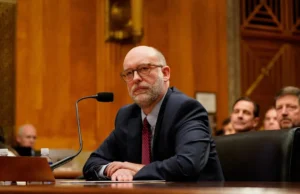 Casa Branca usa fundos da antiga agência de ajuda externa para proteger o chefe financeiro de Trump, revelam documentos