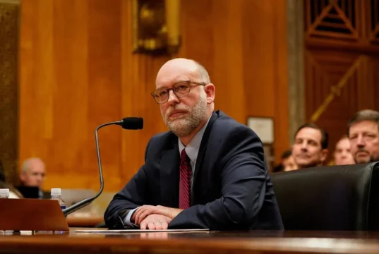 Casa Branca usa fundos da antiga agência de ajuda externa para proteger o chefe financeiro de Trump, revelam documentos