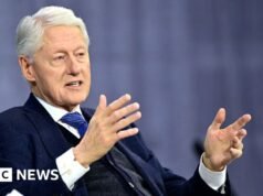 Bill Clinton é questionado sobre fotos de banheiras de hidromassagem e testemunha que não sabia “nada” sobre os crimes de Epstein