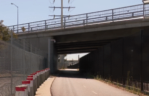 Dispositivo alto instalado em East Perth, críticos dizem que tem como objetivo dissuadir moradores de rua