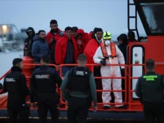 Migrantes resgatados nas Ilhas Baleares, em Espanha; procure pontas de barco perdidas