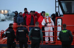 Migrantes resgatados nas Ilhas Baleares, em Espanha; procure pontas de barco perdidas