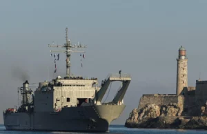 Navio mexicano que transporta suprimentos humanitários entra no porto de Havana