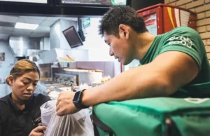 Assista à jornada do CEO Anthony Tan para construir um superaplicativo.