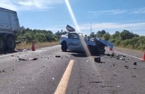 Dois mortos e dois feridos em colisão entre carro e caminhão na BR-290 em Rosário do Sul