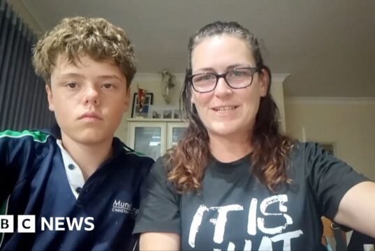 ‘Estava pensando na mamãe’: menino de 13 anos nadou por horas para salvar a família