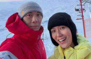 A atriz Joan Pe machuca o joelho após ser atropelada por um snowboarder enquanto esquiava na China