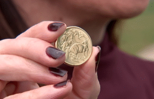 A moeda do dólar australiano foi redesenhada com a adição de um sexto canguru para marcar os 60 anos da moeda decimal