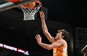 Quatro jogadores eliminados para o jogo de basquete Tennessee-LSU